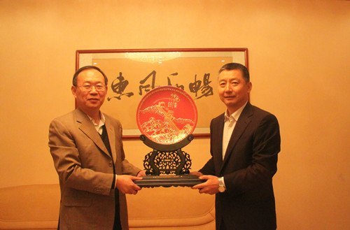 75200部队部队长尤海涛少将一行与惠州学院领导座谈交流工作