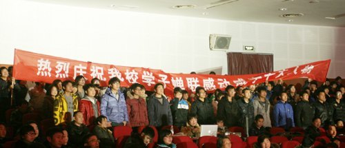 ●“接力敬老团体”捧回“感动咸宁十大人物”奖杯