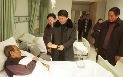 校领导率队开展慰问活动