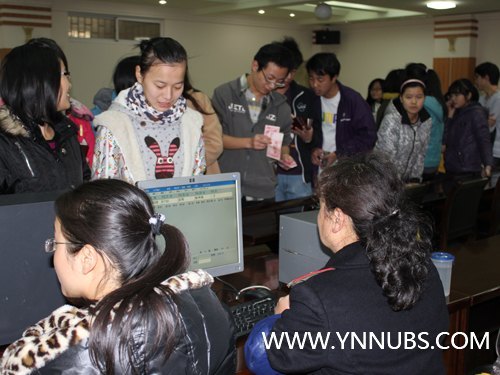 一张火车票 温暖学生心--记2011年寒假“送票进高校”活动