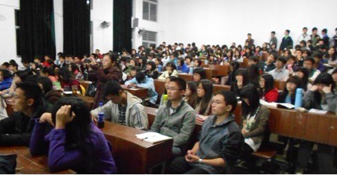 刘娥平教授为中山大学新华学院新生作“财务管理的价值观念及其应用”主题讲座