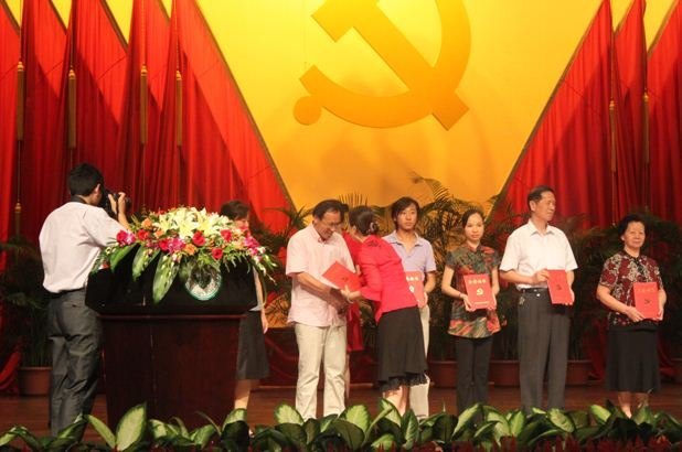 中山大学新华学院参加中山大学庆祝中国共产党成立九十周年暨“七一”表彰大会
