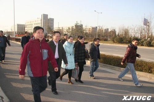 2011年西安交通大学城市学院教职工、学生阳光体育冬季健康走步与越野比赛圆满举行