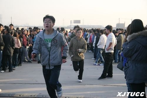 2011年西安交通大学城市学院教职工、学生阳光体育冬季健康走步与越野比赛圆满举行