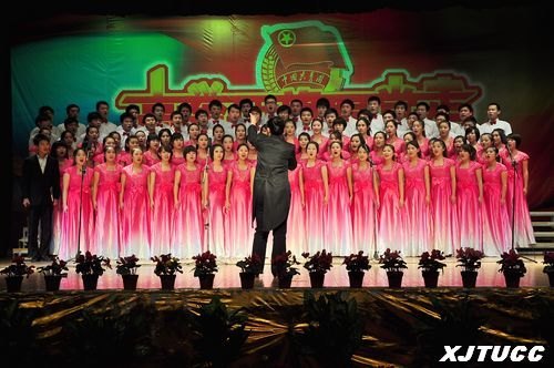 歌声响彻渭水畔——西安交通大学城市学院举行纪念“一二?九”学生爱国运动合唱比赛