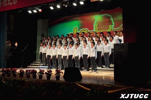 歌声响彻渭水畔——西安交通大学城市学院举行纪念“一二?九”学生爱国运动合唱比赛