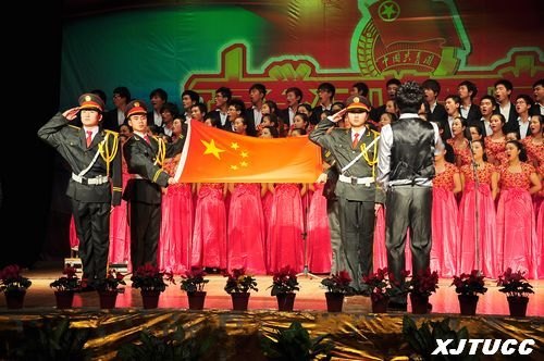 歌声响彻渭水畔——西安交通大学城市学院举行纪念“一二?九”学生爱国运动合唱比赛