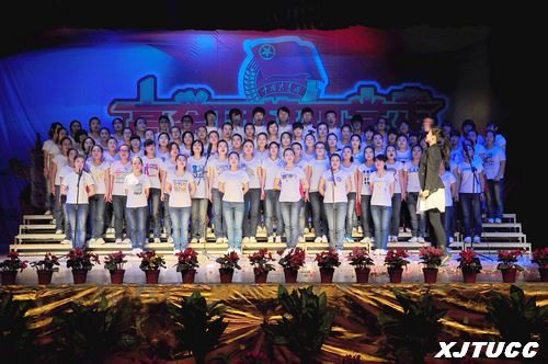 歌声响彻渭水畔——西安交通大学城市学院举行纪念“一二?九”学生爱国运动合唱比赛