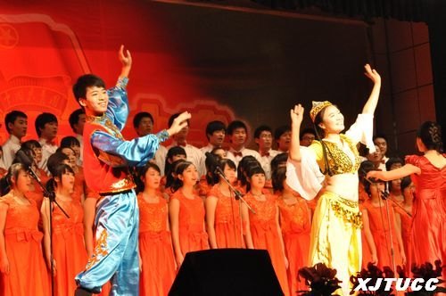 歌声响彻渭水畔——西安交通大学城市学院举行纪念“一二?九”学生爱国运动合唱比赛