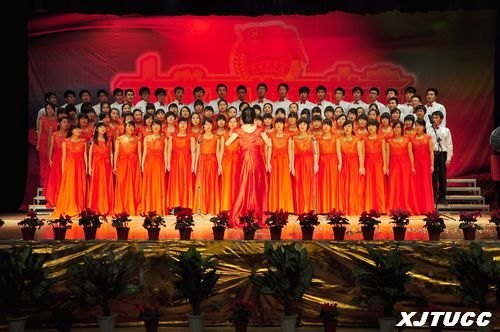 歌声响彻渭水畔——西安交通大学城市学院举行纪念“一二?九”学生爱国运动合唱比赛