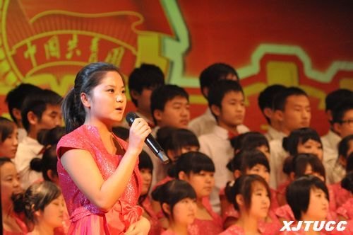 歌声响彻渭水畔——西安交通大学城市学院举行纪念“一二?九”学生爱国运动合唱比赛