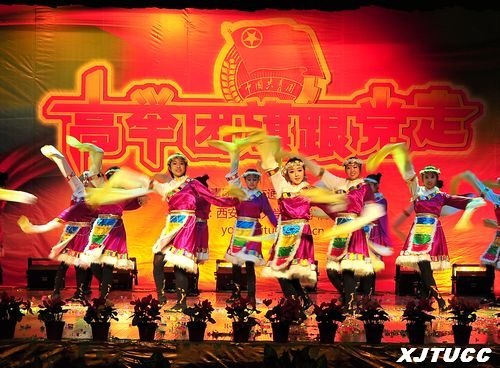 歌声响彻渭水畔——西安交通大学城市学院举行纪念“一二?九”学生爱国运动合唱比赛