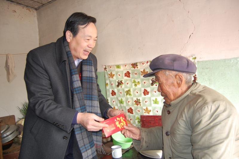陶功定书记率队春节前慰问定点扶贫地方老党员和困难户