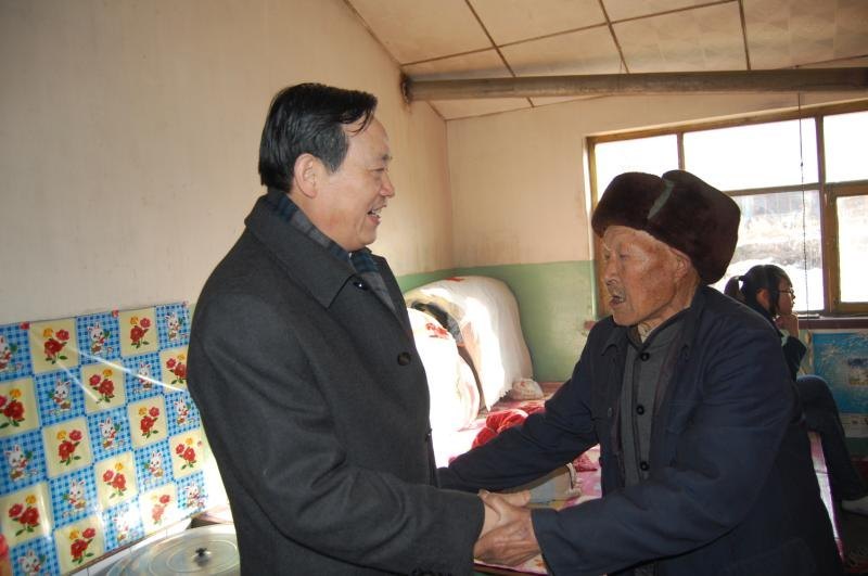 陶功定书记率队春节前慰问定点扶贫地方老党员和困难户