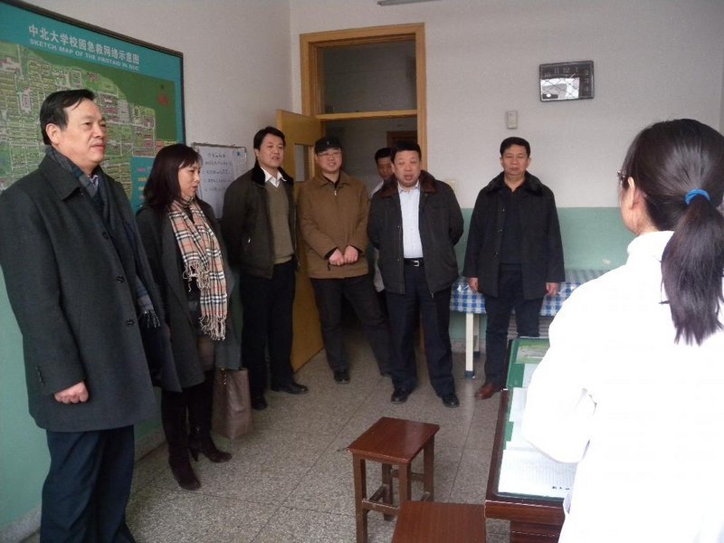 校领导春节前夕慰问坚守岗位职工和留校学生