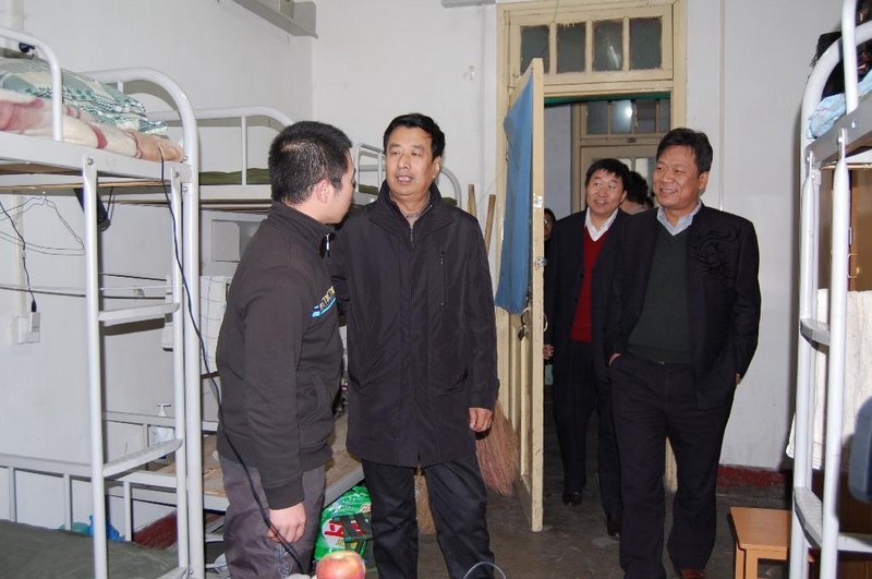 校领导春节前夕慰问坚守岗位职工和留校学生