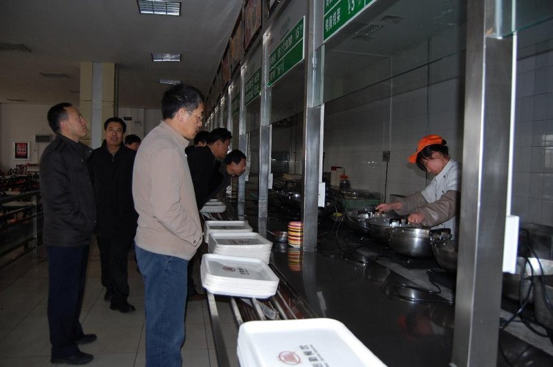 校领导春节前夕慰问坚守岗位职工和留校学生