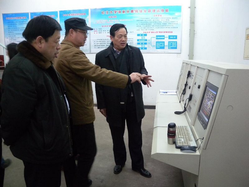 校领导春节前夕慰问坚守岗位职工和留校学生