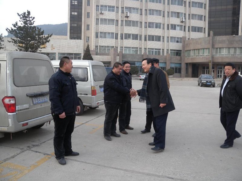 校领导春节前夕慰问坚守岗位职工和留校学生