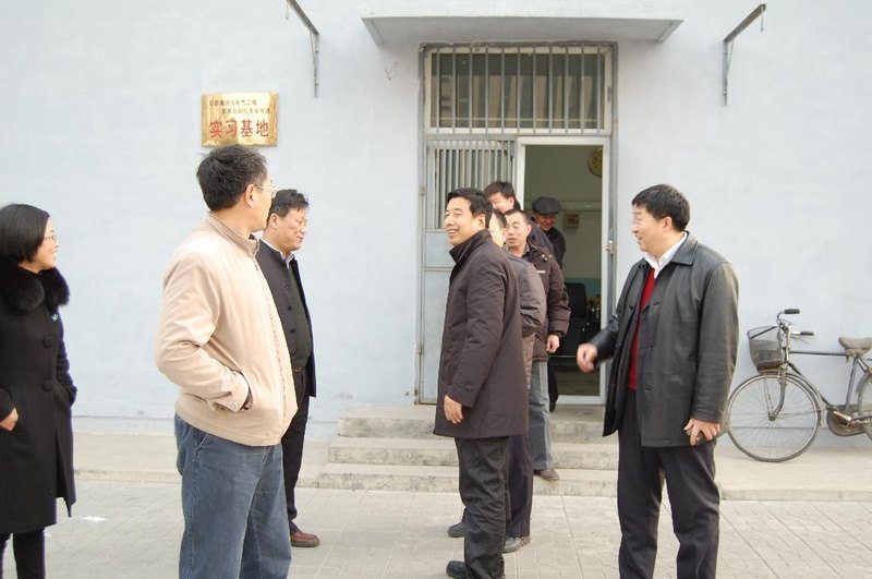 校领导春节前夕慰问坚守岗位职工和留校学生