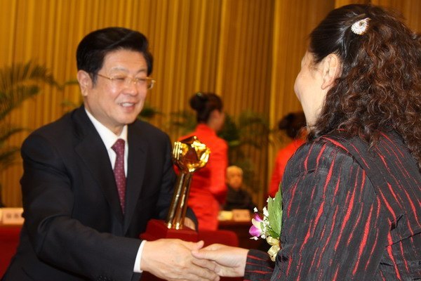 刘亚青教授荣获第十二届中国青年科技奖