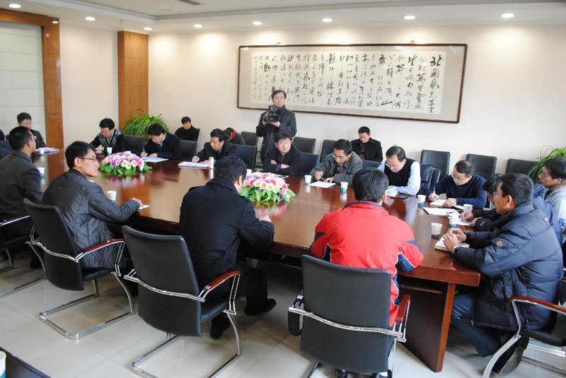 校长贾锁堂与青年教师座谈
