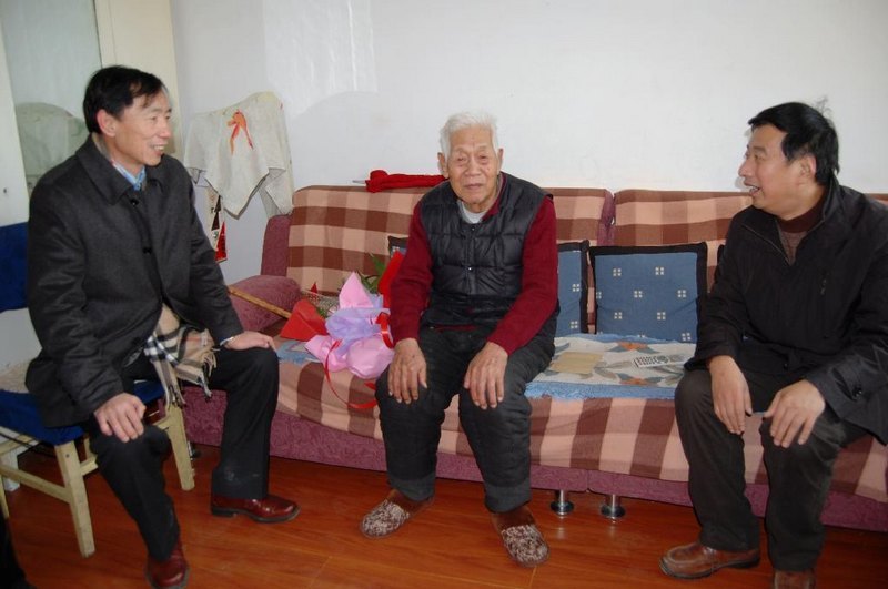 校领导春节前夕慰问看望老领导老同志