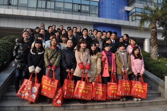 市教委领导看望重庆医科大学寒假社会实践学生