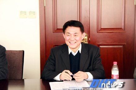 学校举行创先争优活动总结交流会