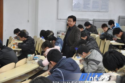 副校长李志义教授视察期末考场