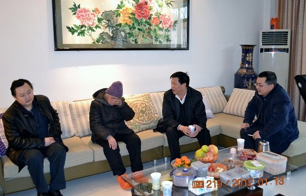 市总工会党组书记谭志兰、院党委书记肖自力、院长段华慰问岳阳职业技术学院老同志代表和困难职工代表