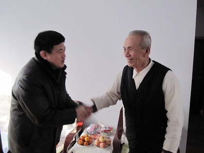 学校领导新春走访慰问离退休老领导