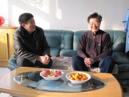 学校领导新春走访慰问离退休老领导