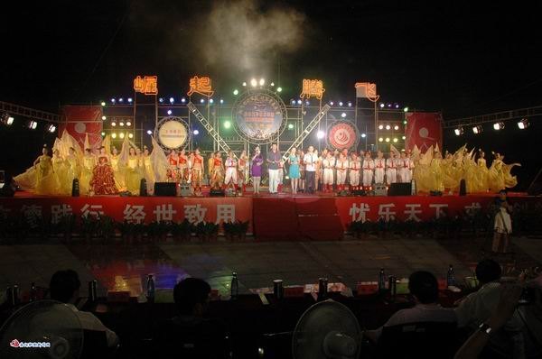 校园文艺晚会在文化广场盛大举行