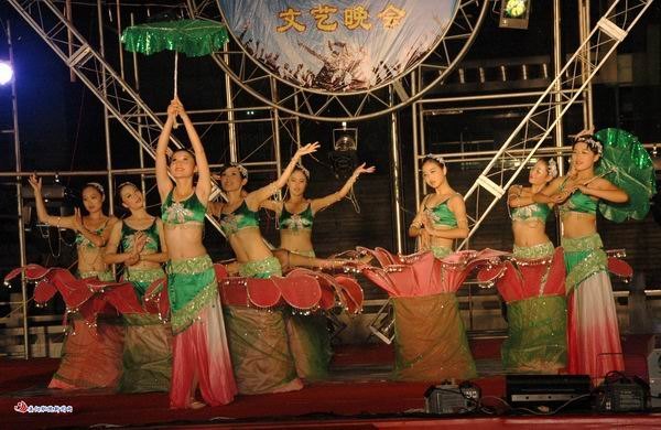 校园文艺晚会在文化广场盛大举行