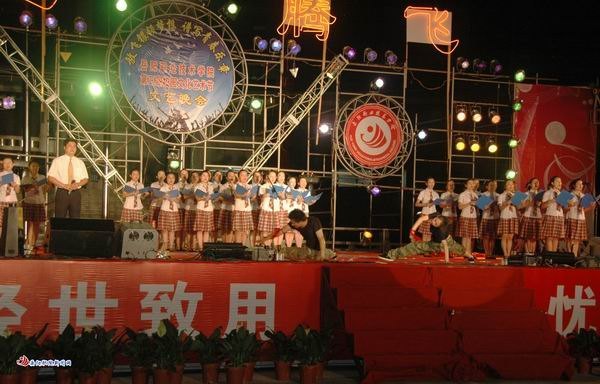 校园文艺晚会在文化广场盛大举行