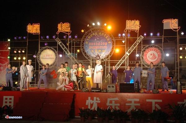 校园文艺晚会在文化广场盛大举行