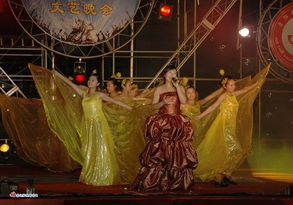 校园文艺晚会在文化广场盛大举行