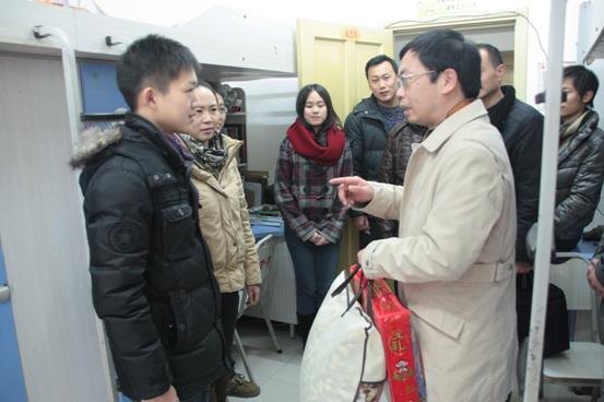 Ļ  ůȫУԱ۰İͥͬѧ