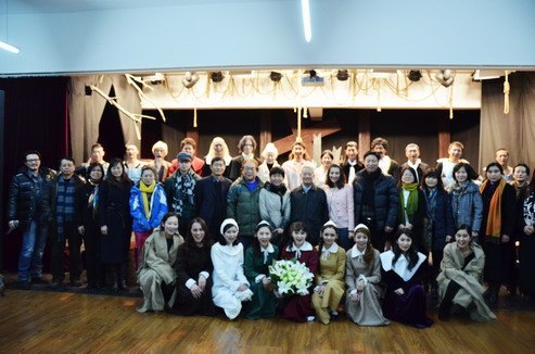 校领导参加表演学部学生毕业大戏演出