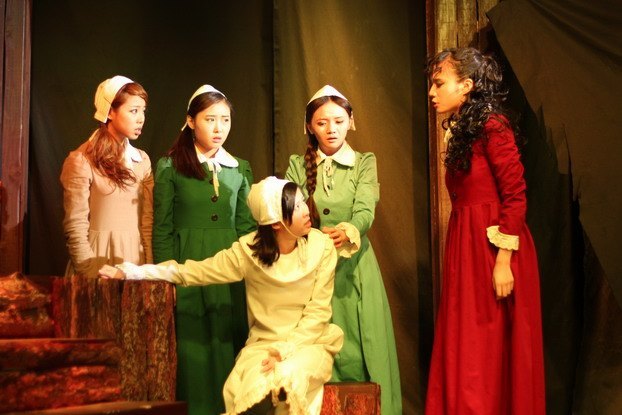 校领导参加表演学部学生毕业大戏演出