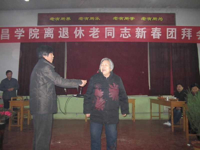 许昌学院举行离退休教职工2012新春团拜会