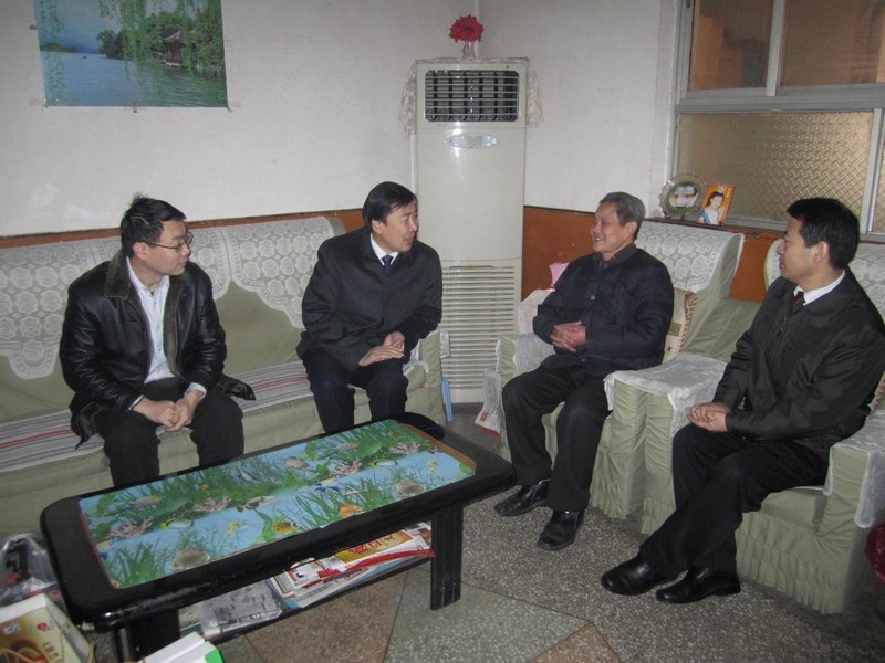 校领导亲切看望许昌学院老领导