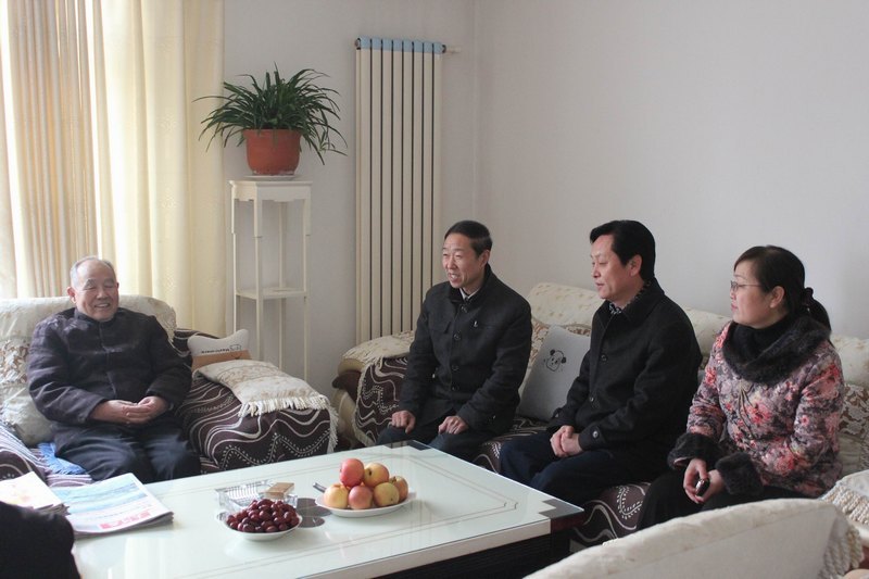 校领导亲切看望许昌学院老领导