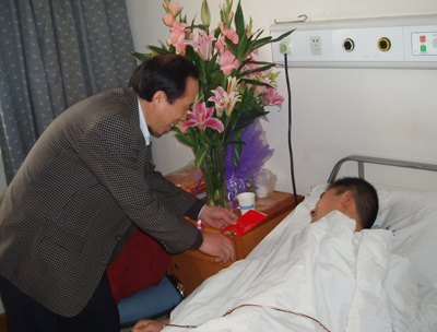 许昌学院有关领导看望捐献造血干细胞志愿者周志民同学
