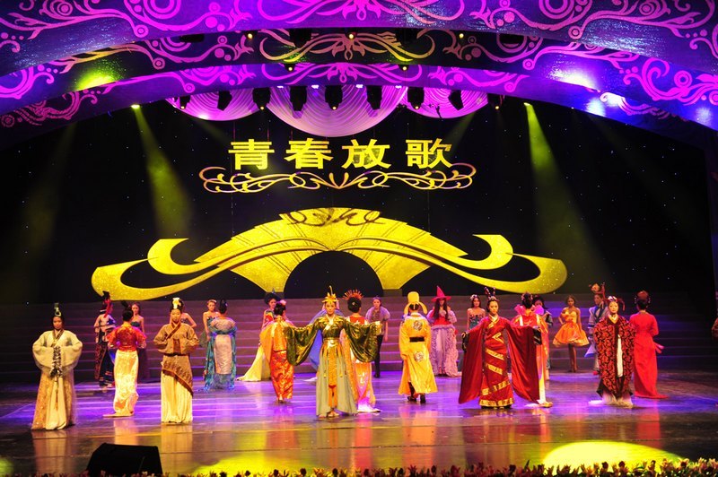 青春放歌 秀我东华——东华大学服饰文化秀《时尚东华》项目组师生成功献演上海大剧院(图)