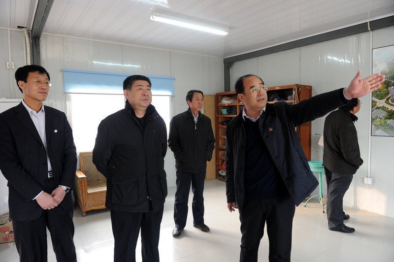 校领导慰问节日期间值班职工