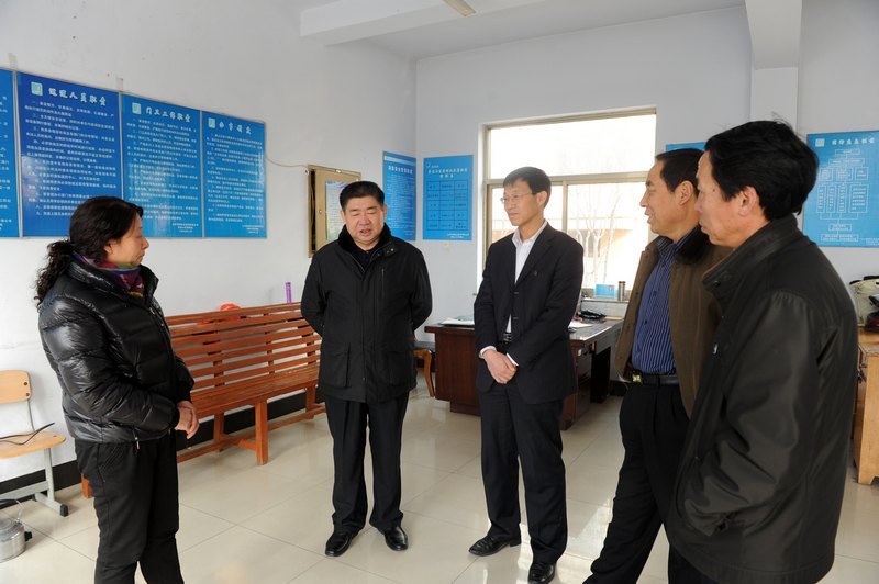 校领导慰问节日期间值班职工