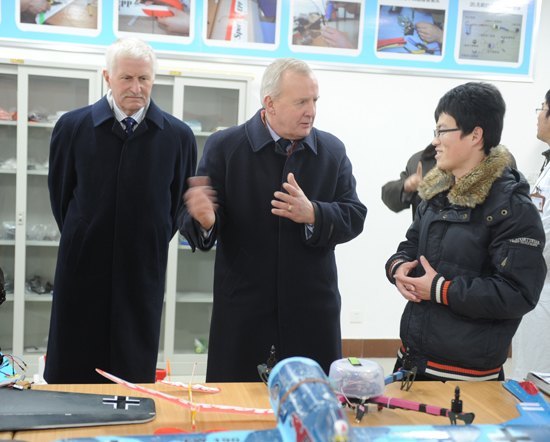 英国国际航空培训公司考察团来校考察