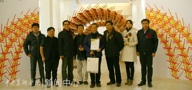 台湾艺术家卢宪孚奇木拱门作品展暨捐赠仪式在设计学院举行